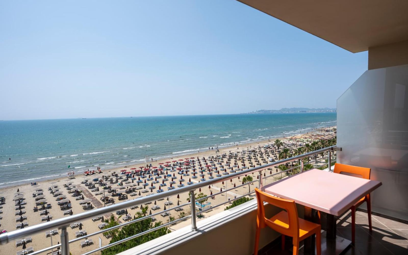 La spiaggia privata del Rumar Hotel a Durazzo